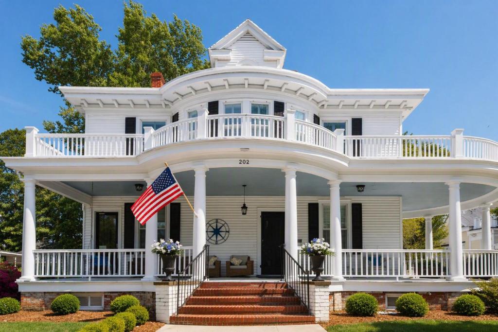 an image of a white house with an american flag at The Edenton Collection – Captain’s Quarters Inn in Edenton
