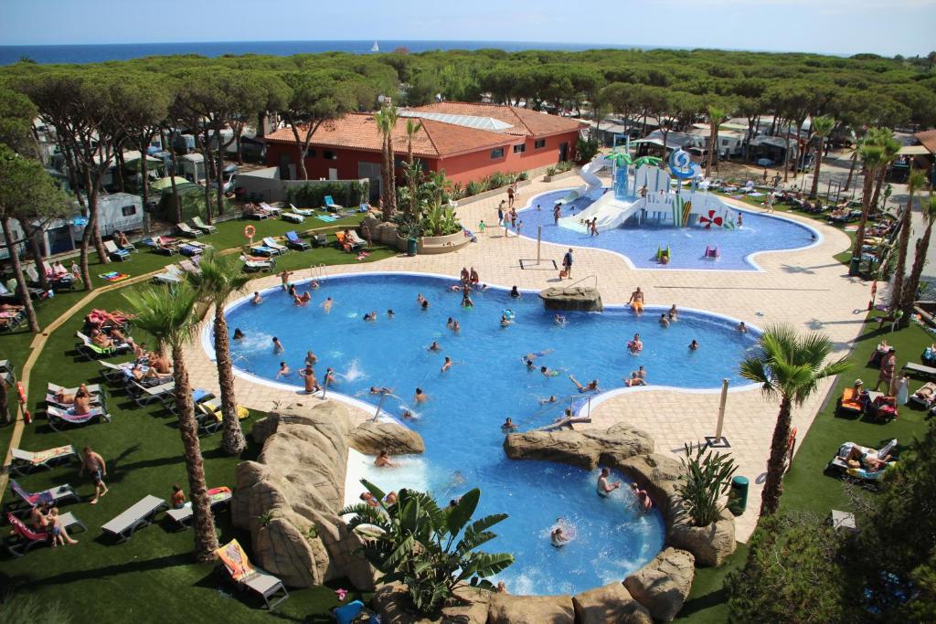 an overhead view of a pool at a resort at Camping Bella Terra in Blanes