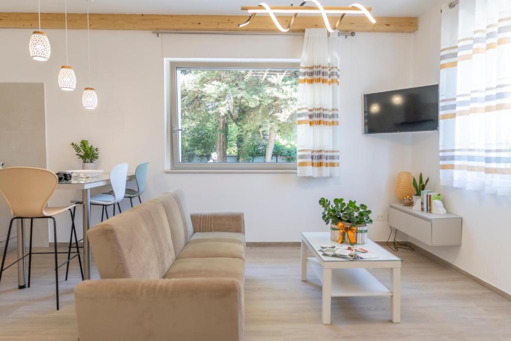 ein Wohnzimmer mit Sofa und Tisch in der Unterkunft Pasithea House in Lanciano