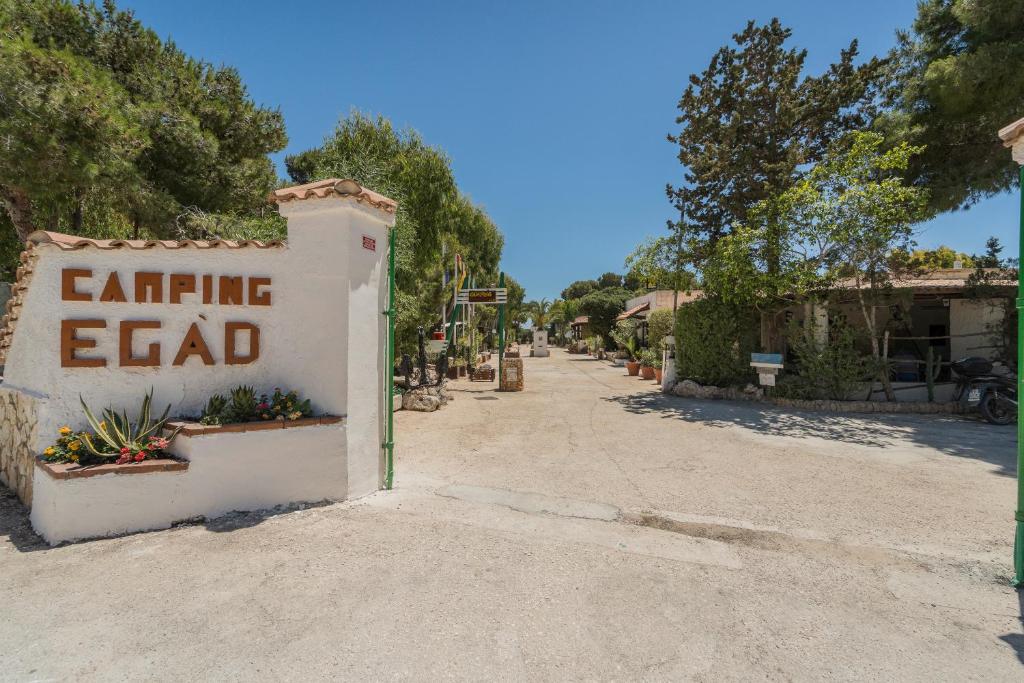 a sign that readseating end on a street at Camping Villaggio Egad in Favignana
