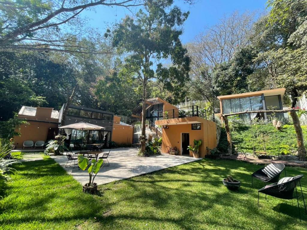 a house with a yard with grass and trees at Soulchitlán in Suchitlán
