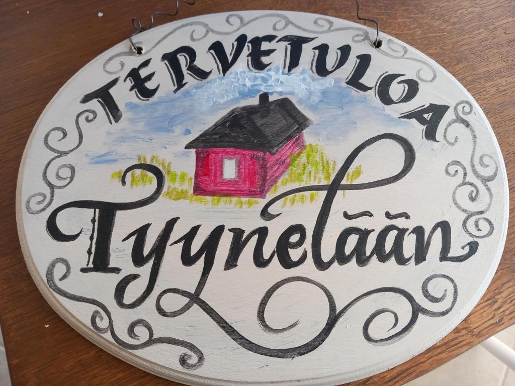 ein Teller mit einem Schild, auf dem „Hurrikan Lynderland“ steht in der Unterkunft Tyynelä in Juupajoki