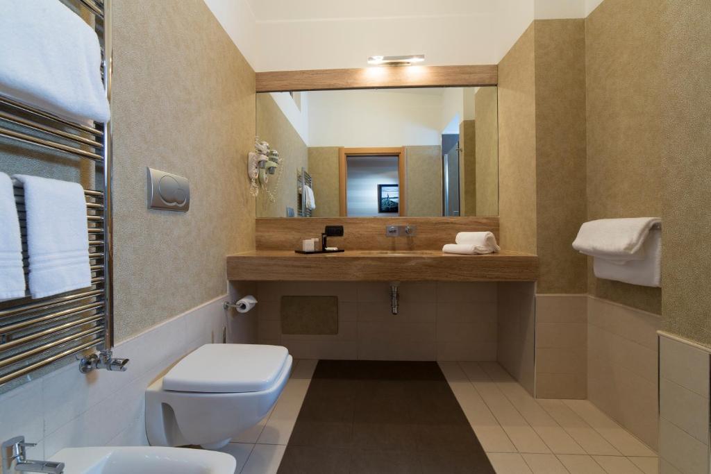 Łazienka w obiekcie Hotel Pineta Wellness & Spa