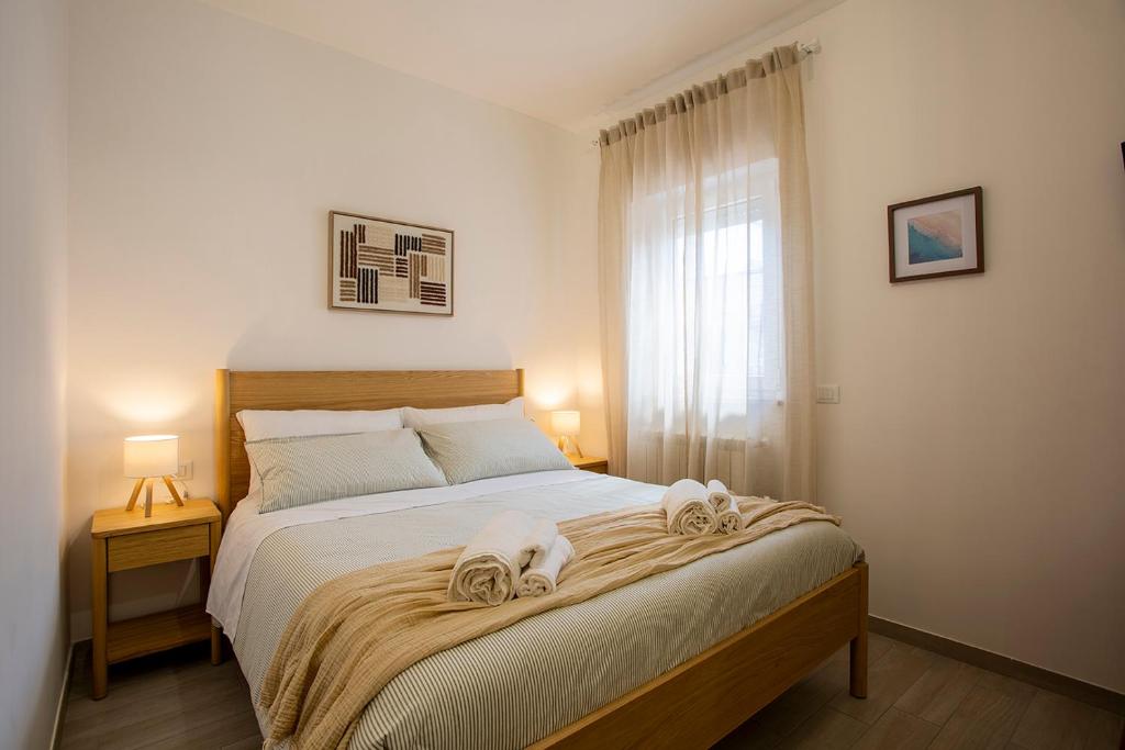 a bedroom with a bed with two towels on it at Kama House 96 mq in centro in Lesina