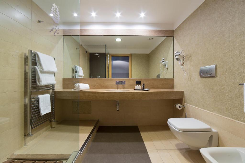 Łazienka w obiekcie Hotel Pineta Wellness & Spa