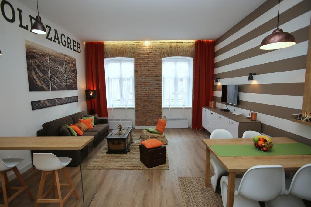 uma sala de estar com um sofá e uma mesa em Apartment Old Zagreb em Zagreb