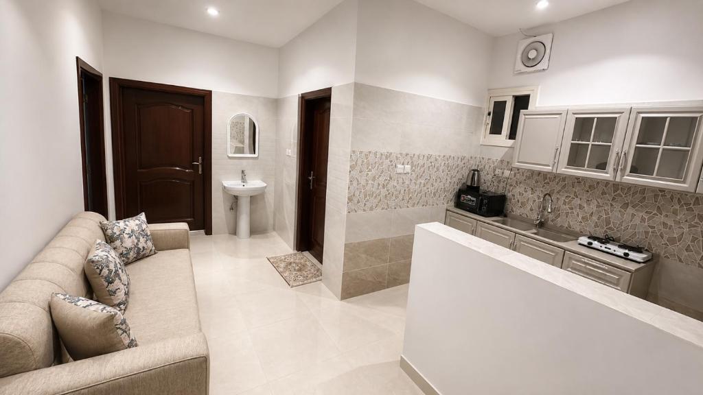 a living room with a couch and a sink at أرياف سويت in Al Baha