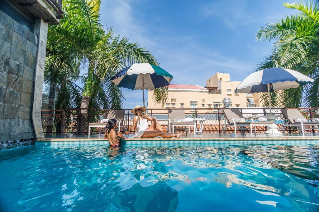 a woman and a child in the swimming pool at a hotel at Hotel Capellán de Getsemaní in Cartagena de Indias