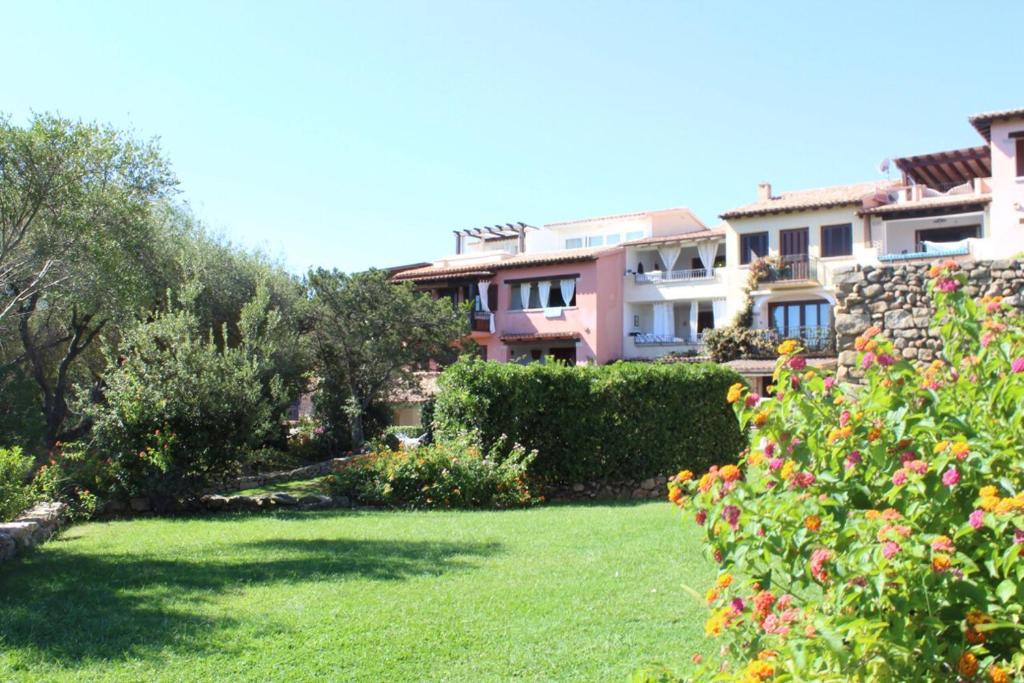 a yard with a house in the background with a yard sidx sidx sidx at Appartamento Aldiola in Porto Rotondo