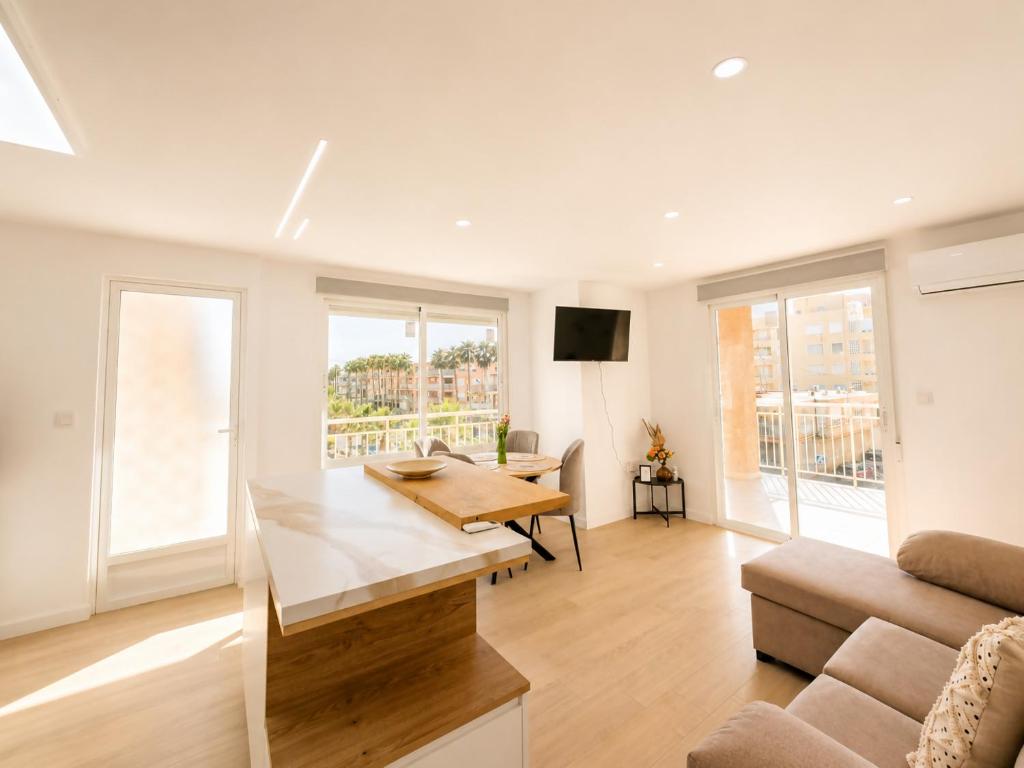 Blue Peak Apartment: Diseño Junto al Mar