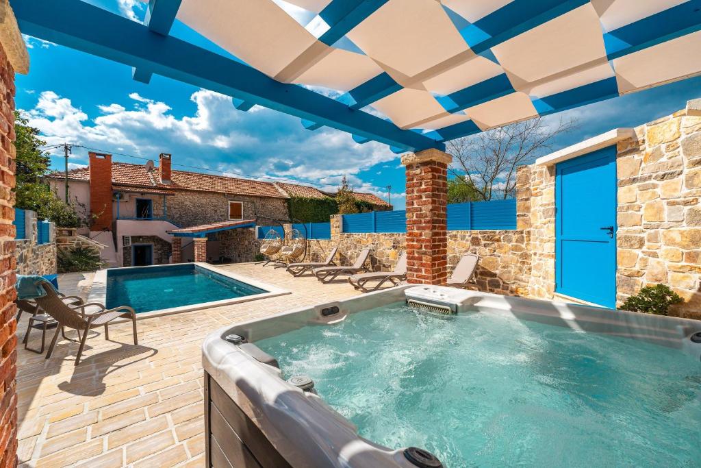 Family friendly house with a swimming pool Sukosan, Zadar - 5818