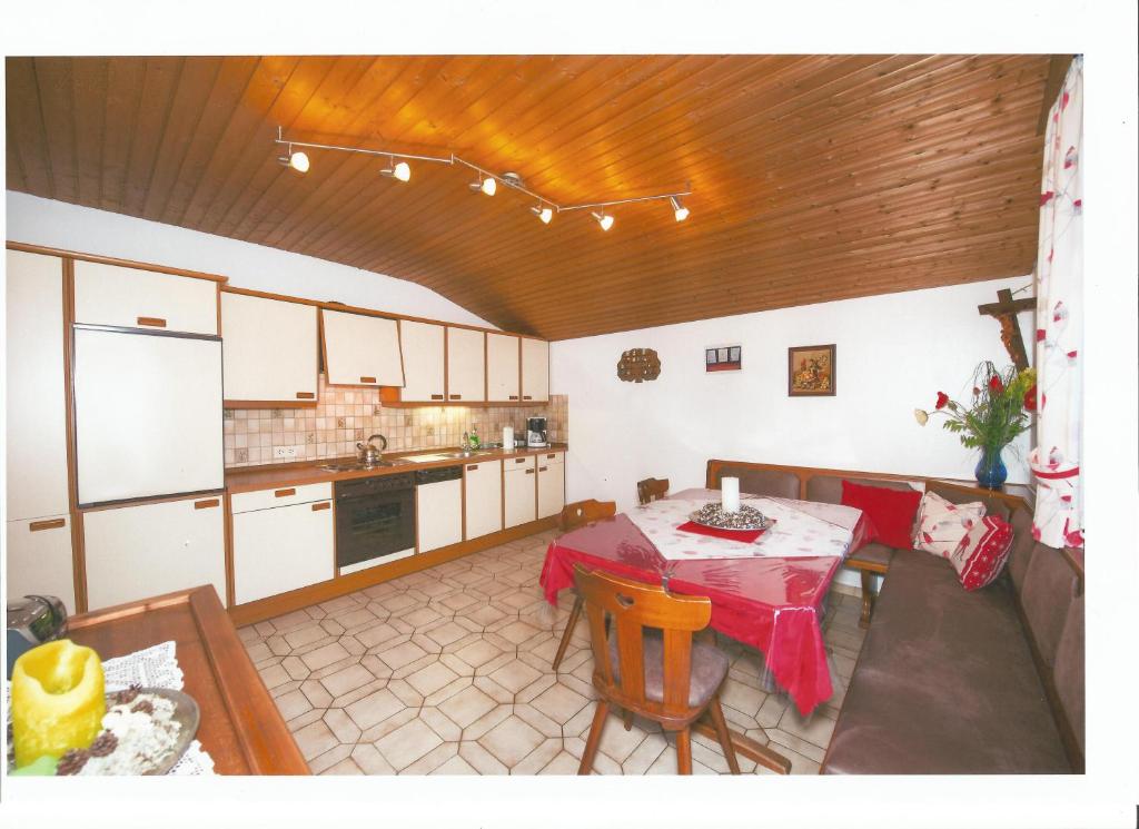 ヴァークラインにあるAppartement Hochleitnerのリビングルーム(テーブル、ソファ付)、キッチン