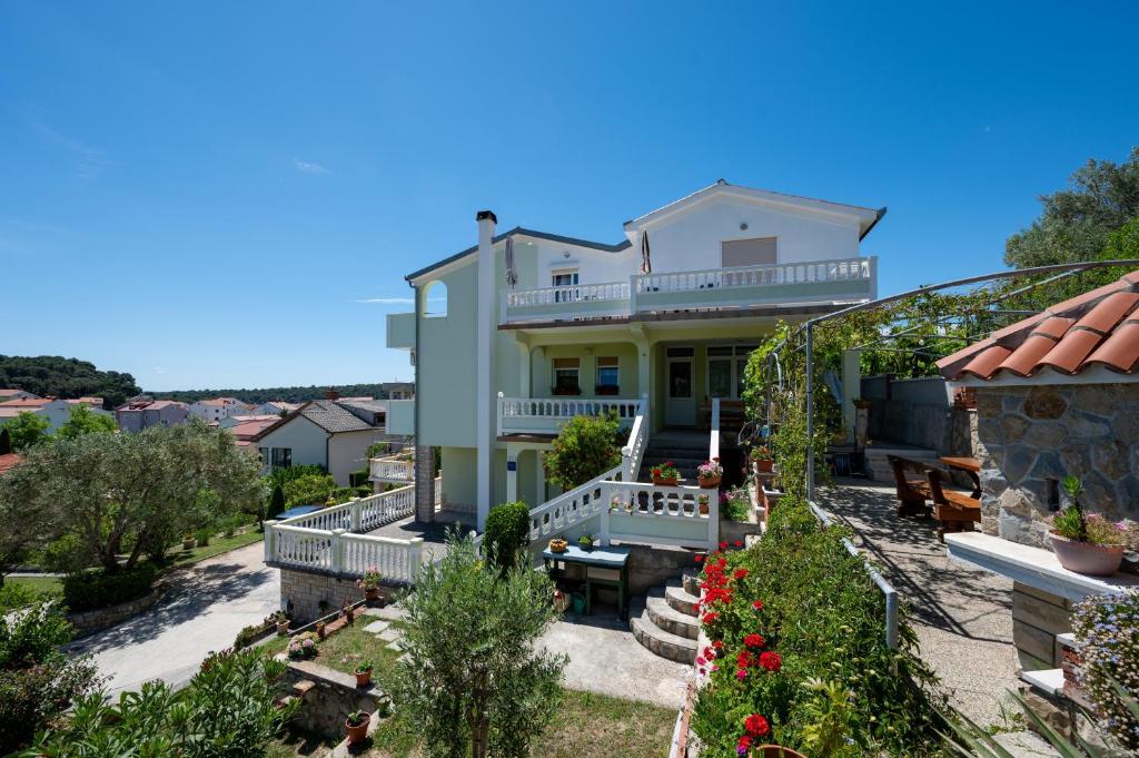 Apartments with parking space Palit, Rab - 22743