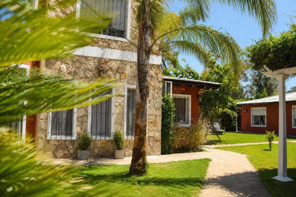 チャスコムスにあるApart Hotel Las Moraditas - a 50 metros de la Lagunaのヤシの木が前に生えている家