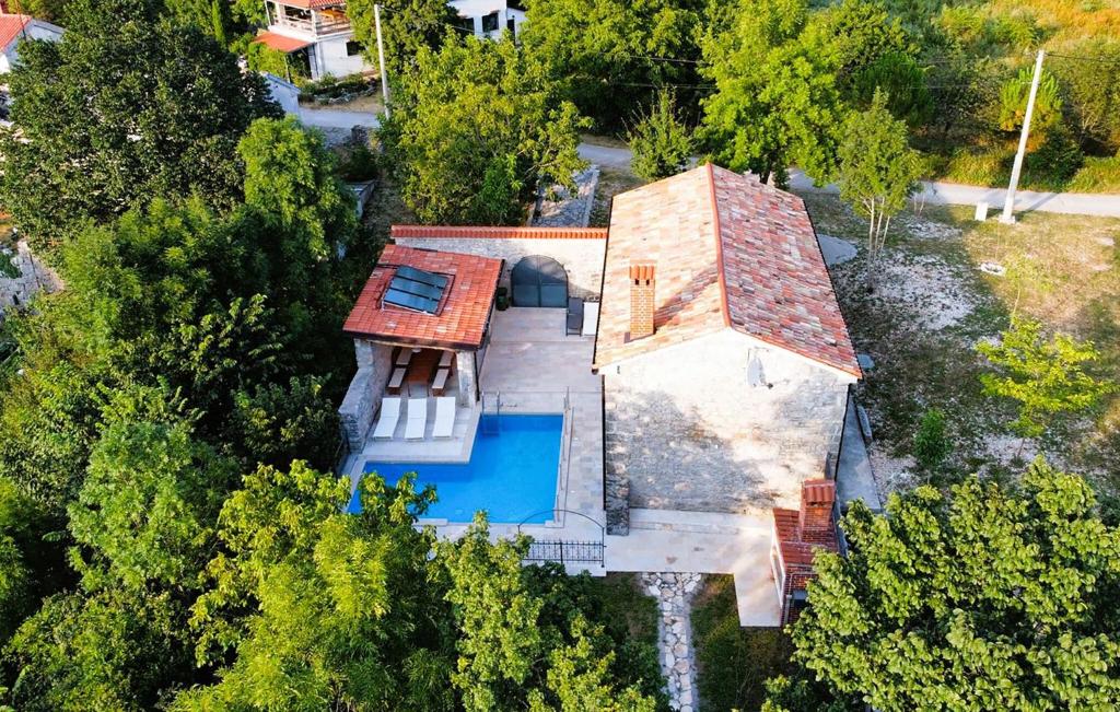 an overhead view of a house with a swimming pool at Amazing Home In Lanisce in Lanišće