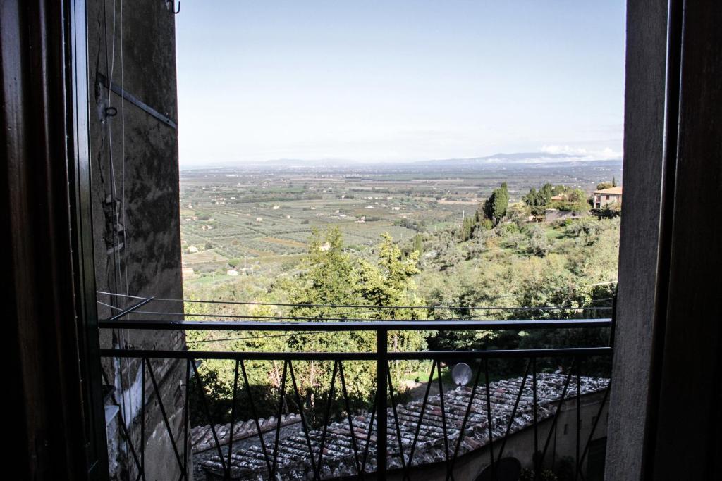 uma vista da janela de uma casa em Abitare Il Borgo em Castagneto Carducci