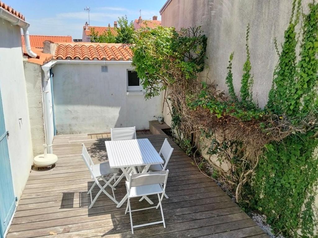 Charmante maison rénovée proche port et plage, 3 chambres, cour avec salon de jardin - FR-1-331-81