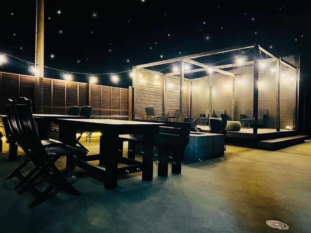 a ping pong table in the middle of a room at 四季の庵 糸島 1300m2 大自然のパノラマ露天風呂 駐車場5台以上 サウナ 専用BBQ施設 ペット可 in Itoshima