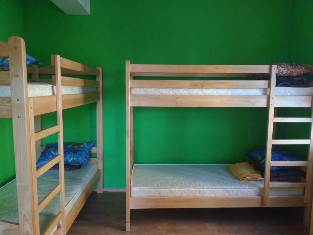 Palanda nebo palandy na pokoji v ubytování Yourhostel Saperka