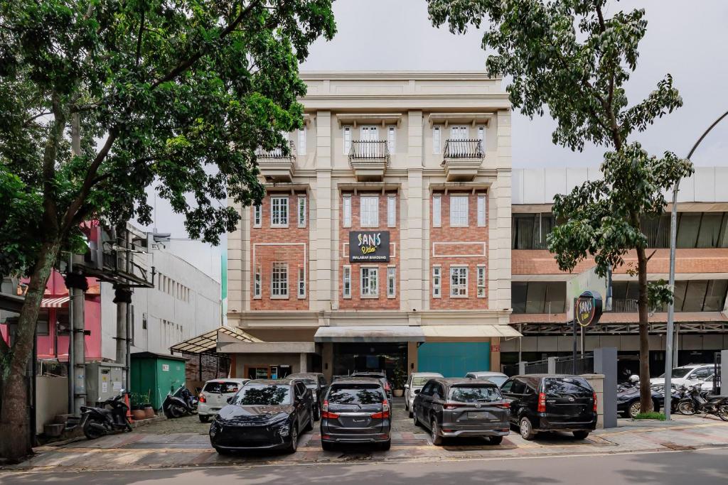 a group of cars parked in front of a building at Sans Vibes Hotel Malabar in Bandung