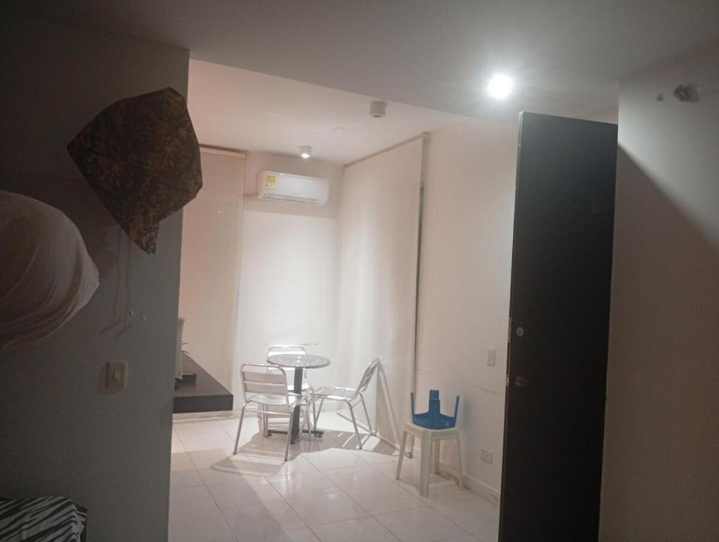 a dining room with a table and chairs in a room at Comfortable suite-style studio apartment to rest in Flandes