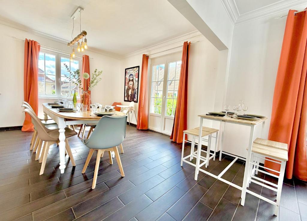 a dining room with a table and chairs at l'Echappée belle Le Duplex 10 min "Europa Park" in Rhinau