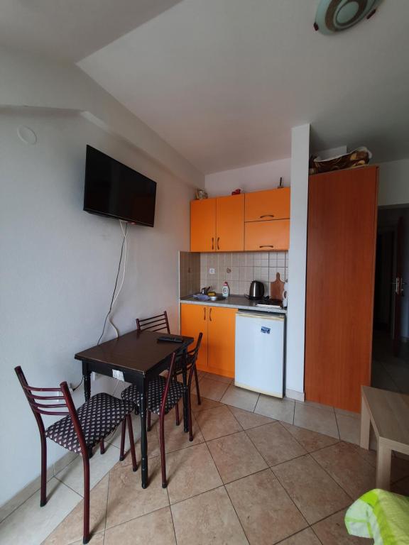 a kitchen and dining room with a table and chairs at Vukovic View Apartment in Topla