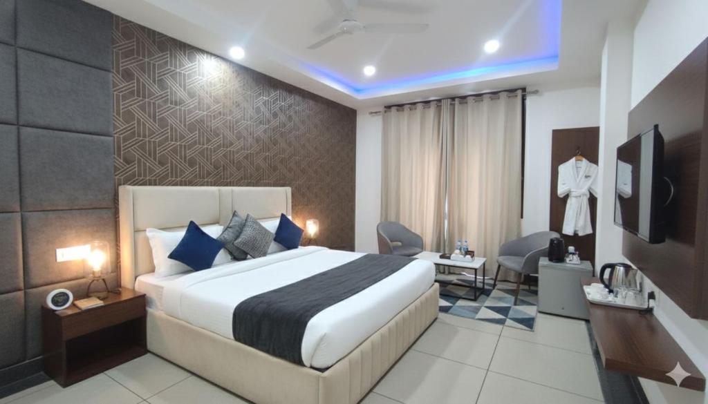 a bedroom with a king sized bed in a room at Hotel Preeti Residency Delhi in New Delhi