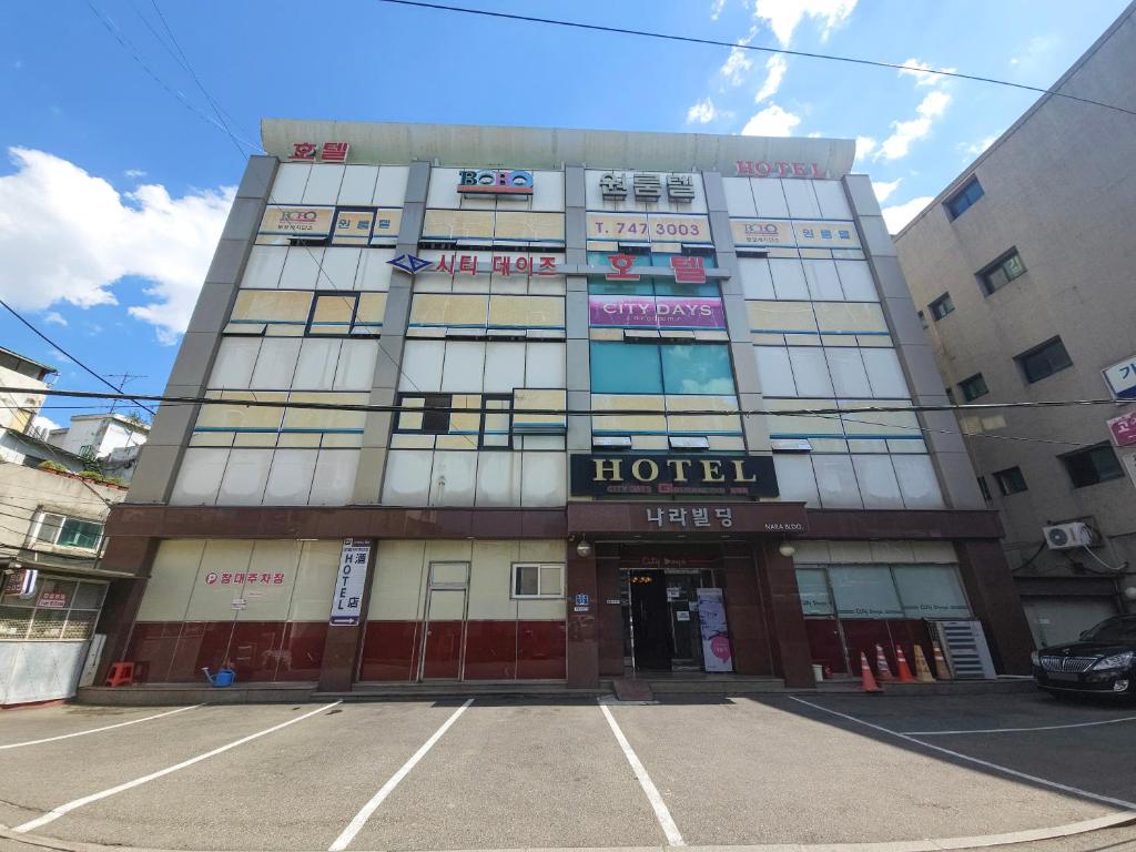a hotel building with a parking lot in front of it at 글로벌인 동대문 시티데이즈 인 호텔 in Seoul