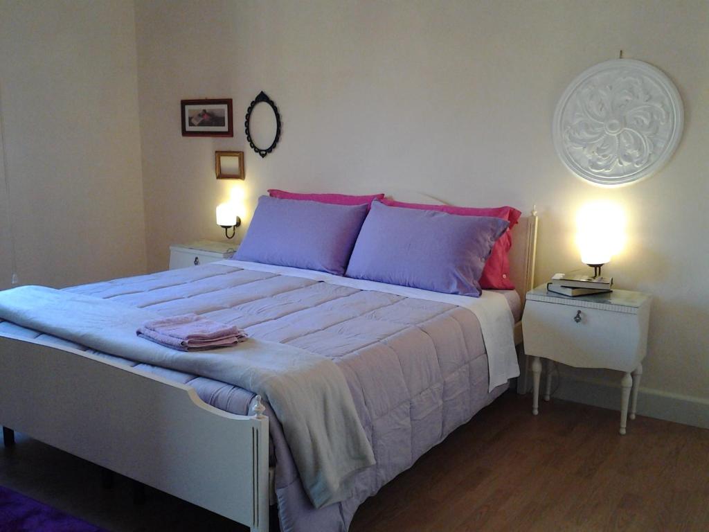 リングアグロッサにあるCasa Sciottoのベッドルーム1室(大型ベッド1台、青とピンクの枕付)