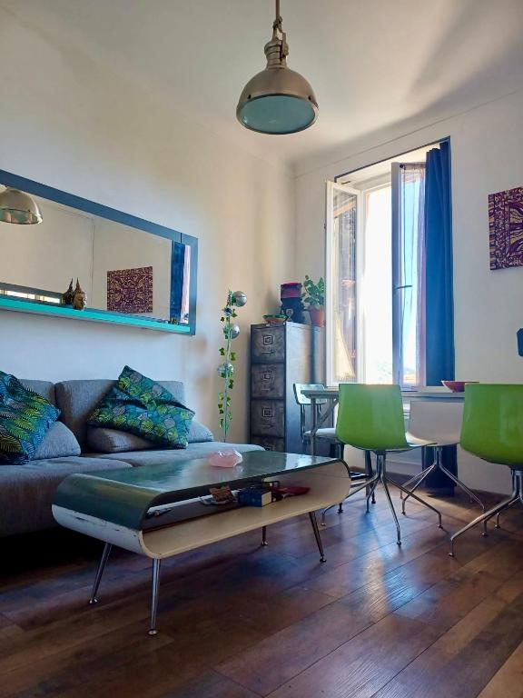 2p rénové dans bel immeuble Niçois de Caractère