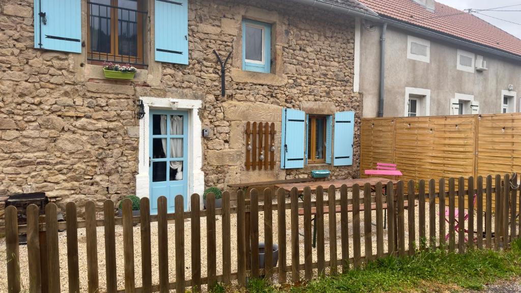 a wooden fence in front of a house at La Petite Maison - 4 voyageurs in Voudenay-lʼEglise