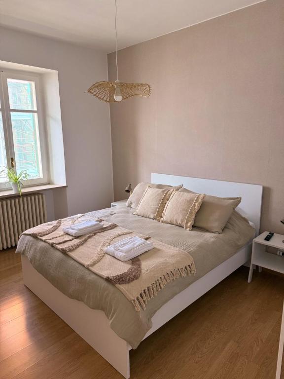 a bedroom with a large bed with two towels on it at Casa Mate in Bra