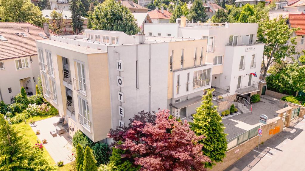 eine Luftaufnahme eines weißen Gebäudes in der Unterkunft Hotel ANTARES in Bratislava