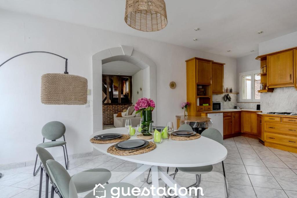 a kitchen and dining room with a white table and chairs at La Ferté - Centre-ville - Petfriendly in La Ferté-Bernard