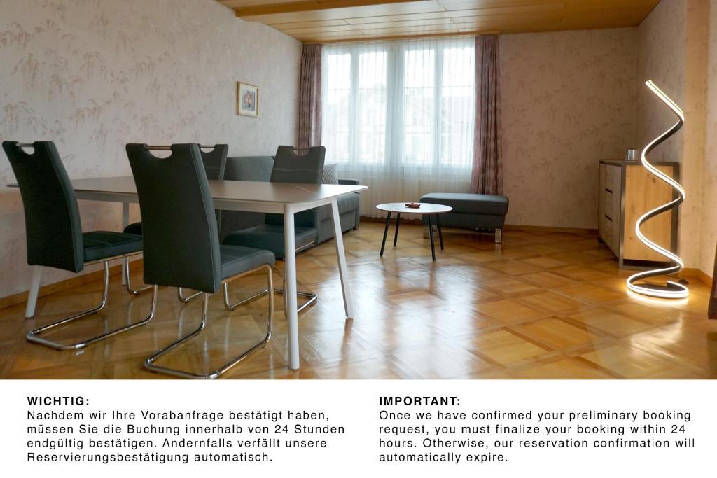 a meeting room with a table and green chairs at Gemütliches Appartement im Emmental - Sumiswald in Sumiswald