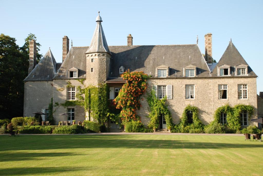 an old house with ivy on the side of it at Château de Saint Paterne in Saint-Paterne