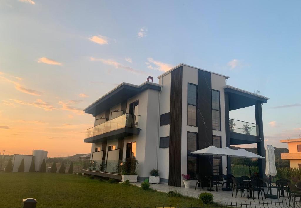 a large house with a sunset in the background at Vila Élysée in Spille