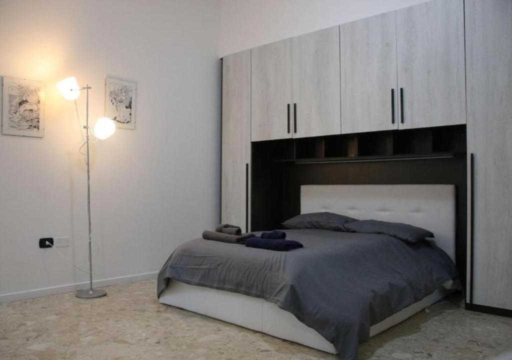 ein Schlafzimmer mit einem großen Bett mit großem Kopfteil in der Unterkunft Melzo INN in Melzo