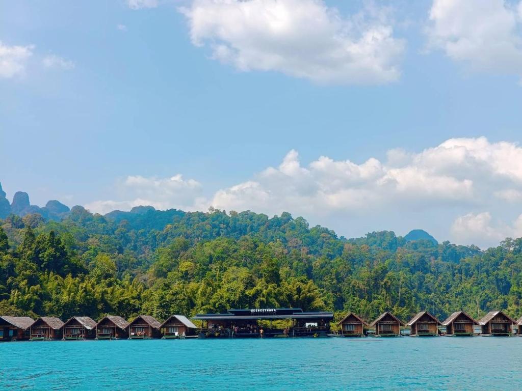 a row of houses on the shore of a lake at Keereethara chiewlarn in Ban Bang Kaeo