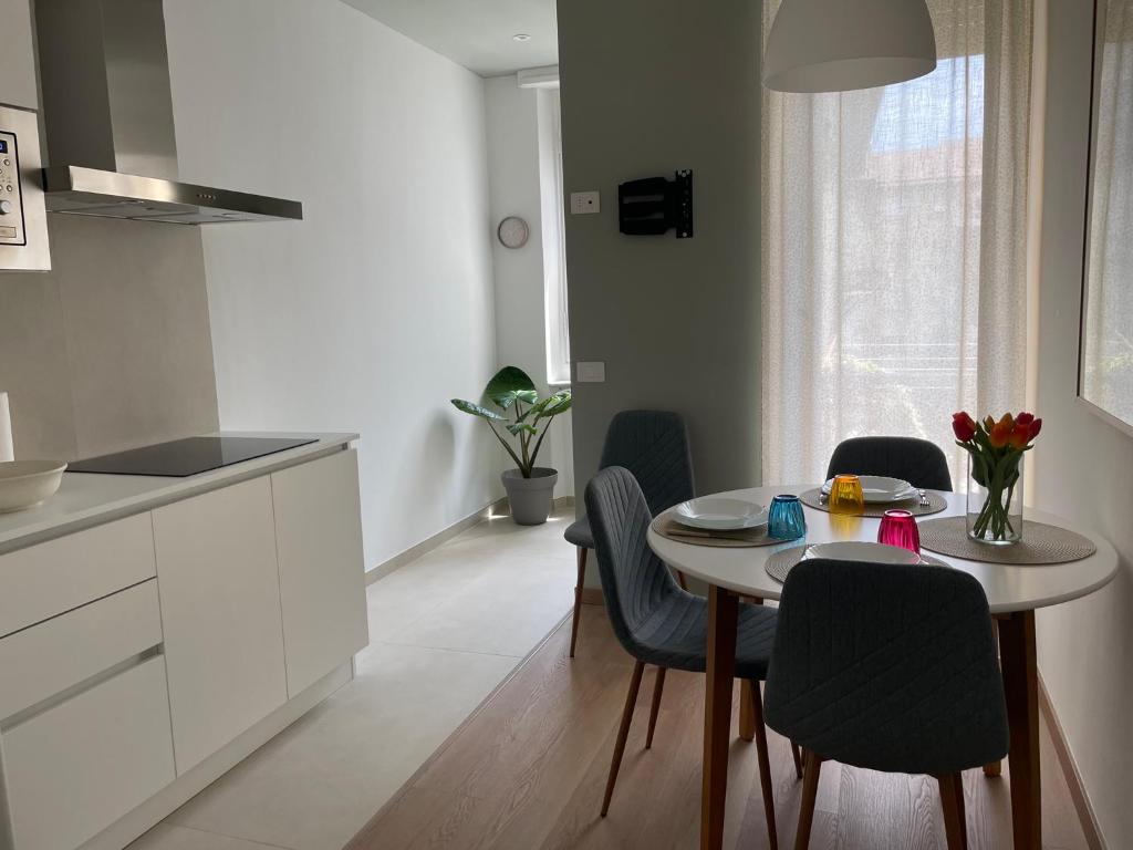 a kitchen and dining room with a table and chairs at Chagall Pascoli 10 in Asti