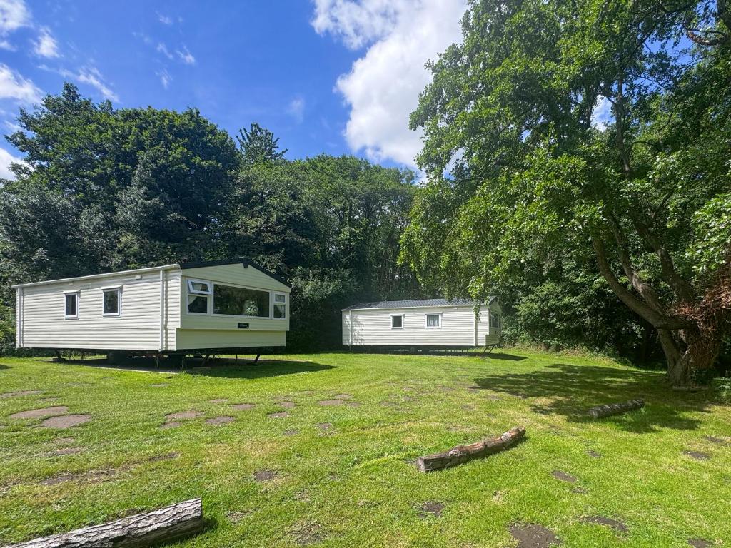 a campsite with a tiny house and a tree at Kingfisher - Uk52120 in Hevingham