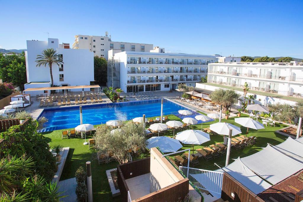una vista aerea di un hotel con piscina di Hotel Puchet Ibiza a San Antonio