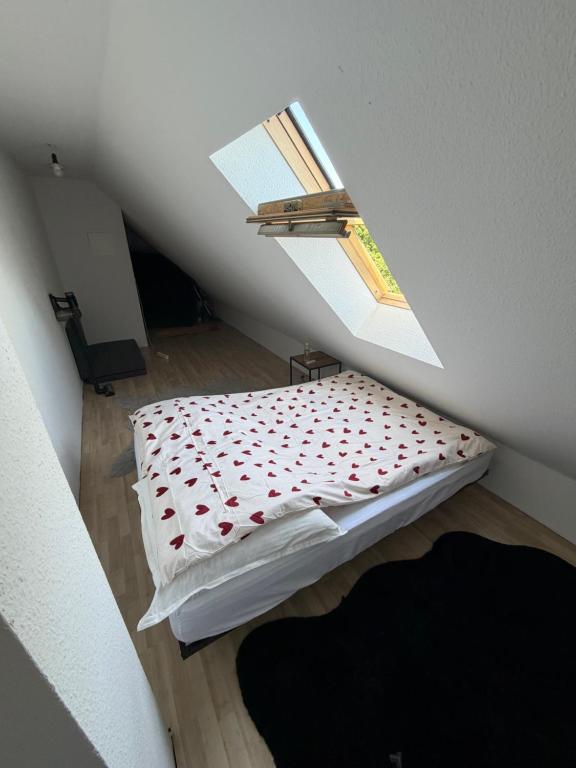 a bed in a room with a window at Exklusives Dach-Loft Helles Wohnerlebnis in Elmshorn