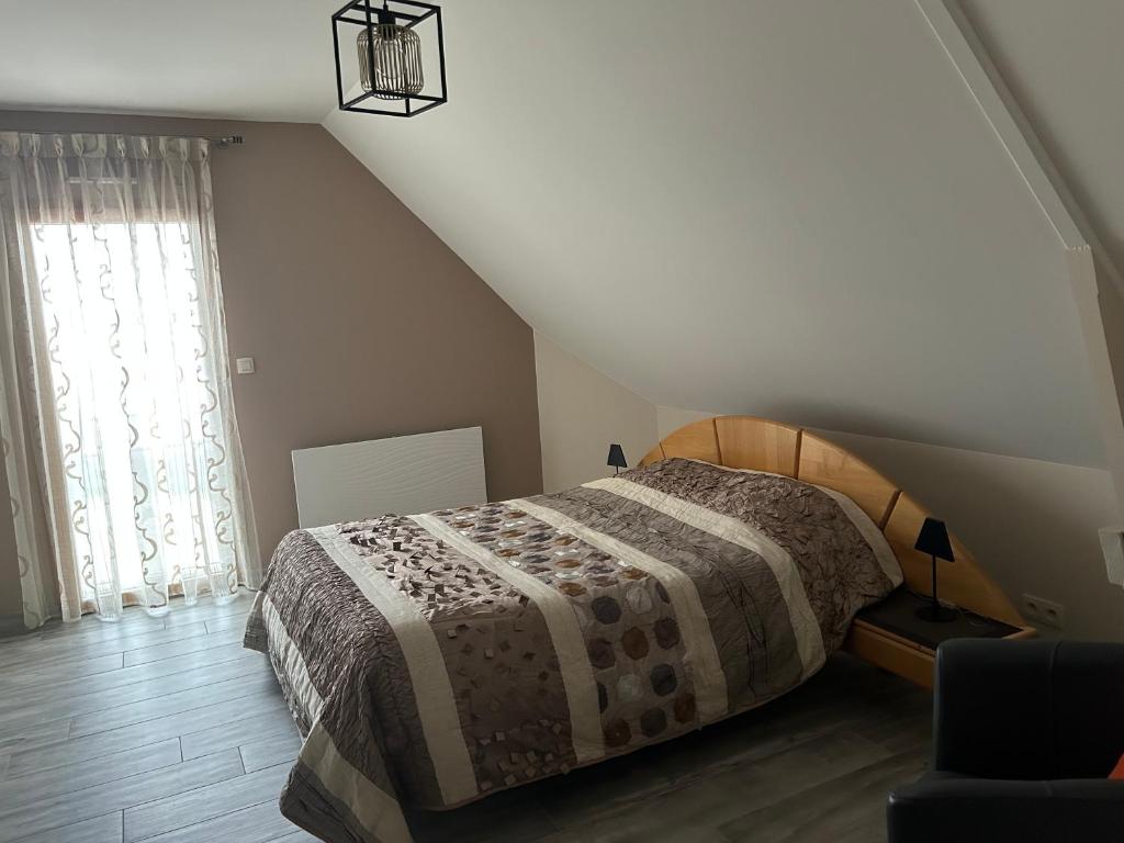a bedroom with a bed and a window at Chambres Saint-Jamaises in Saint-James