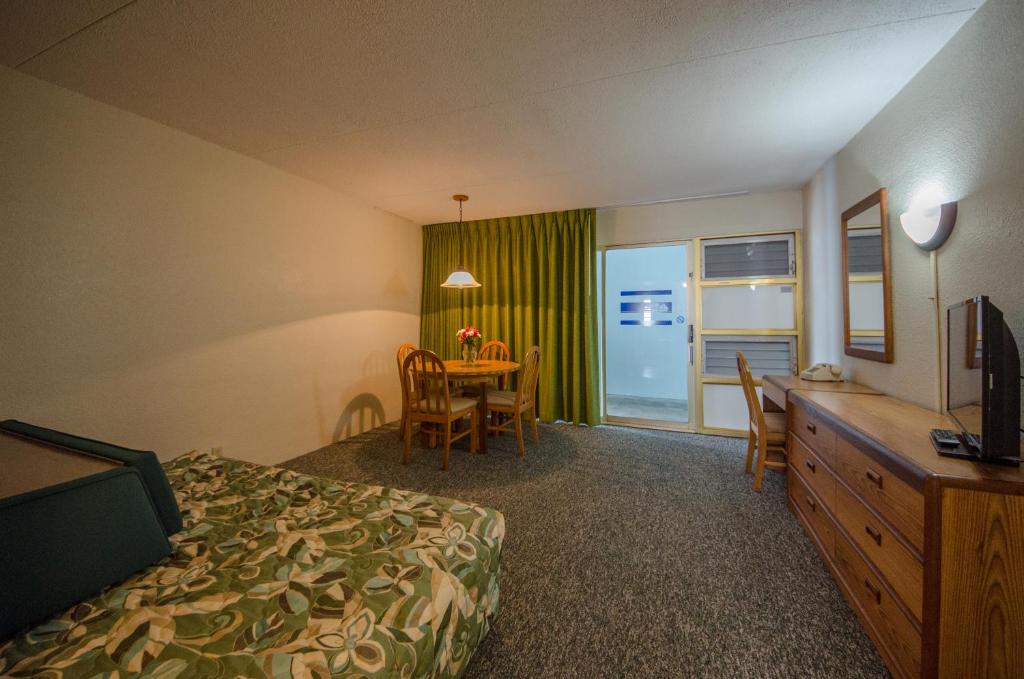 TV a/nebo společenská místnost v ubytování Attache Motel
