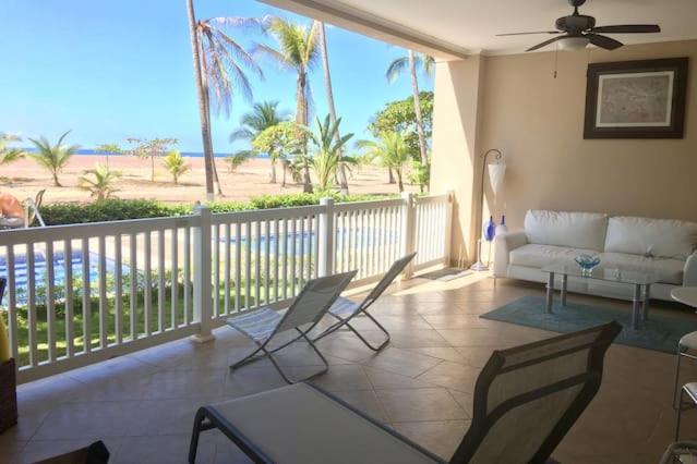 Khu vực ghế ngồi tại The Palms Jaco