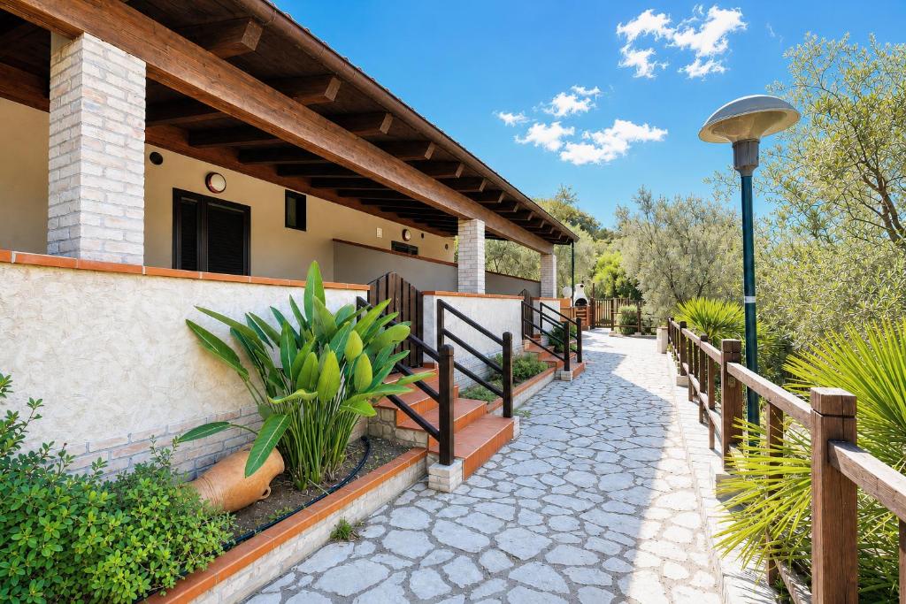 a walkway in front of a house with plants at Villa Mapa - Appartamenti Lorusso in Vieste