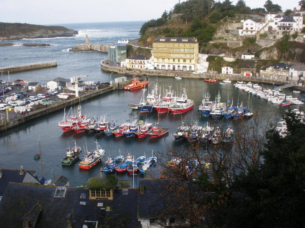 Foto dalla galleria di Apartamentos La Capitana a Luarca