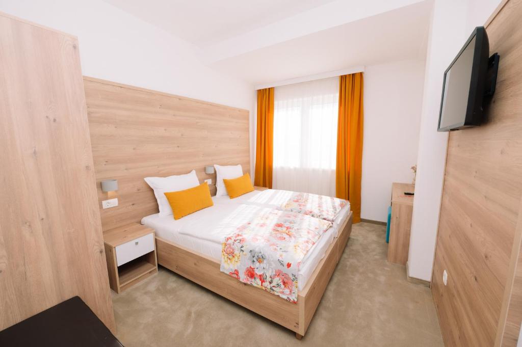 a bedroom with a bed and a flat screen tv at Sobe B&M Livno in Livno